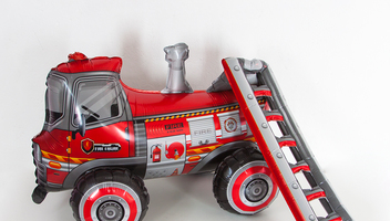 Пожарная машина, строительная техника-почти как настоящие, только шарики